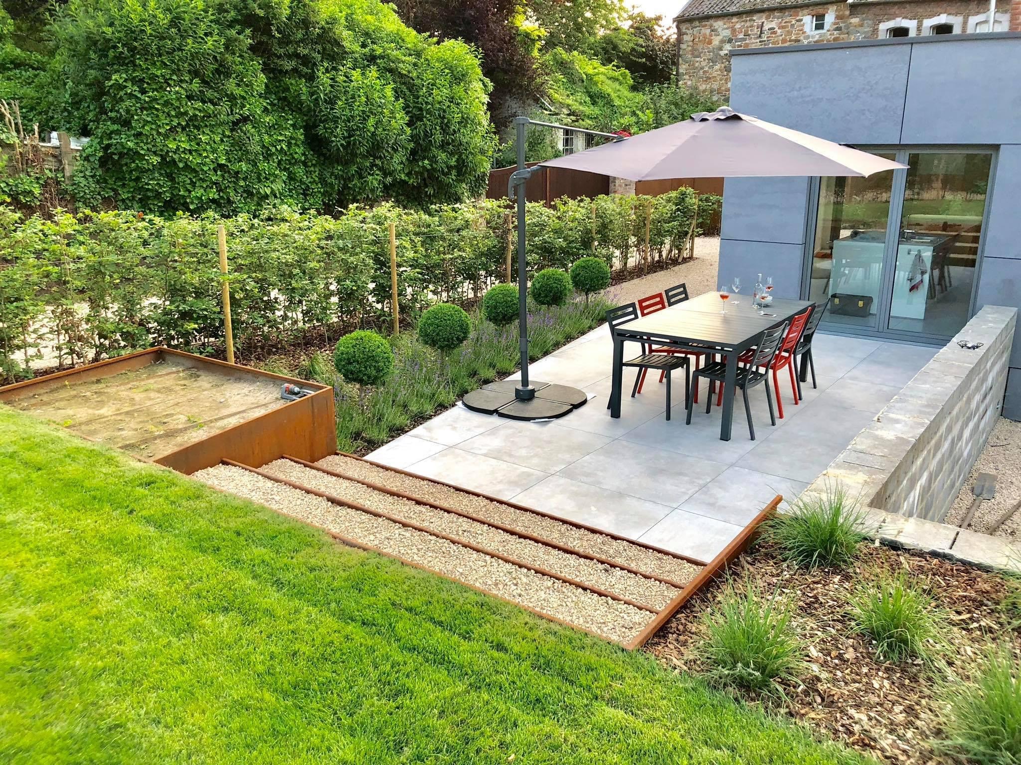 Terrasse avec escalier en gravier et un parasol