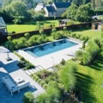 Piscine creusée rectangulaire dans un grand jardin