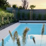 Piscine construite avec des plantes tout autour